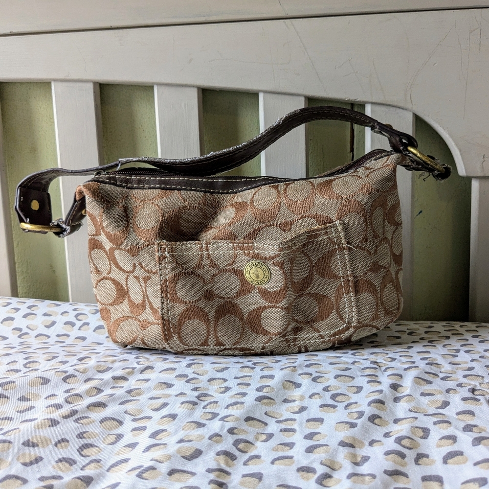Coach small signature Brown handbag no. A2j-6094